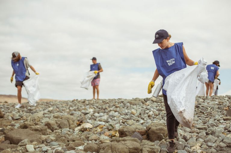 Voluntarios Por El Océano viajarán hasta el archipiélago Juan Fernández a realizar limpieza de playas