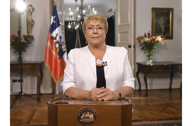 Bachelet la hace al final de su mandato: Anuncia envío de proyecto que crea nueva Constitución porque la que existe “tiene un origen ilegítimo”