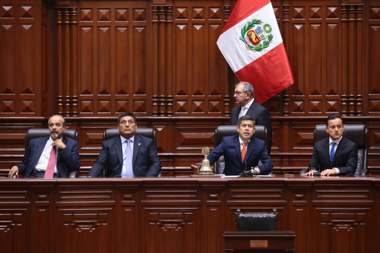 Congreso peruano acepta la renuncia de PPK y Vizcarra asume el mando