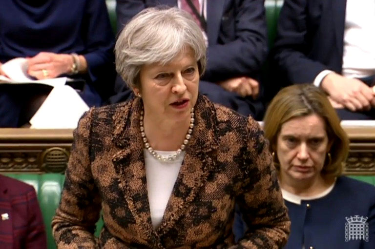 Premier May tambalea ante negativa de diputados para aprobar acuerdo Brexit