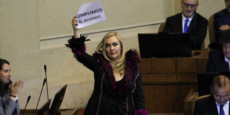 VIDEO // Diputada Pamela Jiles en su primer acto como parlamentaria: “Todos contra Piñera…”