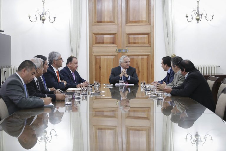 Camioneros a La Moneda: Gremio se reúne con ministro del Interior por atentados en La Araucanía