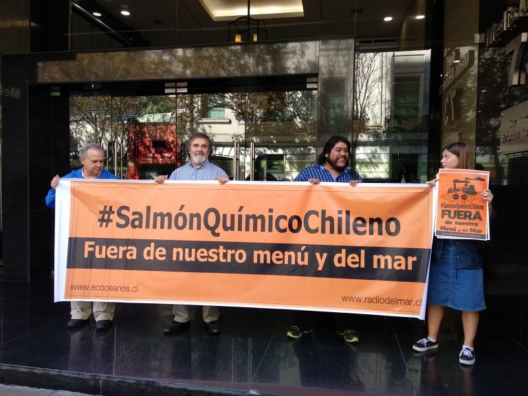 Comunidades de Chiloé llaman a boicotear el consumo de salmón por el daño ambiental que estos producen en la zona