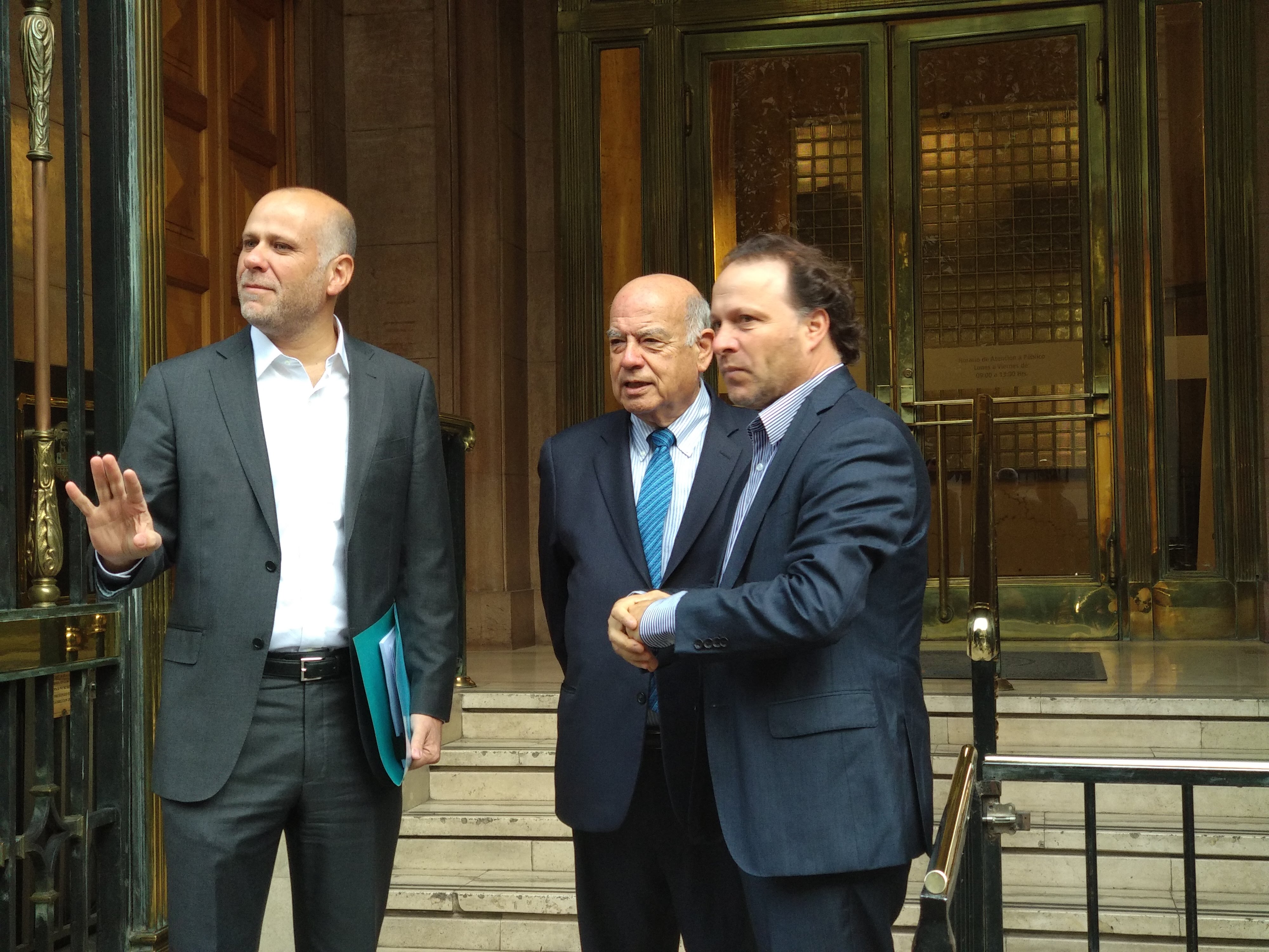 Álvaro Elizalde, Alfonso de Urresti y José Miguel Insulza afuera de Contraloría