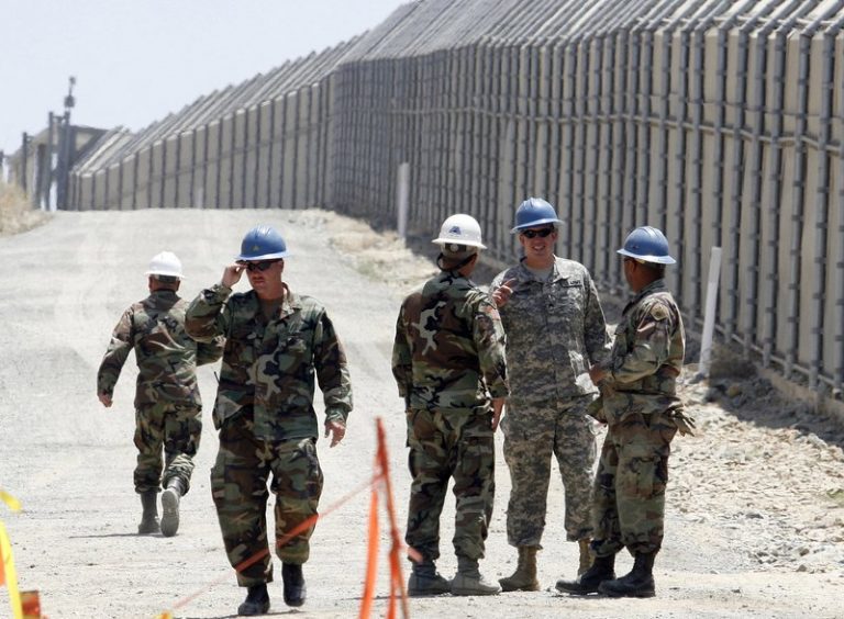 Trump calienta la frontera con México y anuncia su militarización mientras se construye el muro
