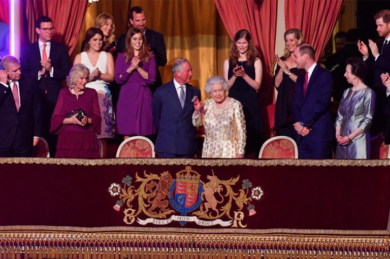 La Reina Isabel II celebró sus 92 años asistiendo a concierto pop