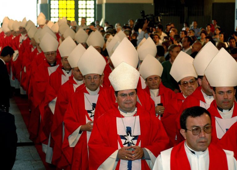 Obispos por carta del Papa: “Queremos hacernos cargo de los errores que nos correspondan y corregirlos”