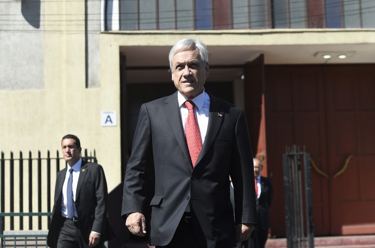 Desaprobación a gobierno de Piñera vuelve a subir y se ubica en el 44% y la aprobación cae al 42%