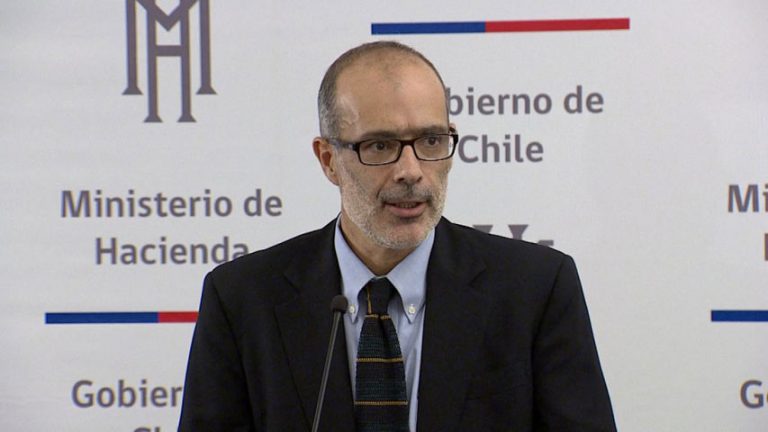 Valdés se suma al debate entre Larraín e Eyzaguirre y le pide al gobierno “no hacer análisis exagerados e incorrectos”