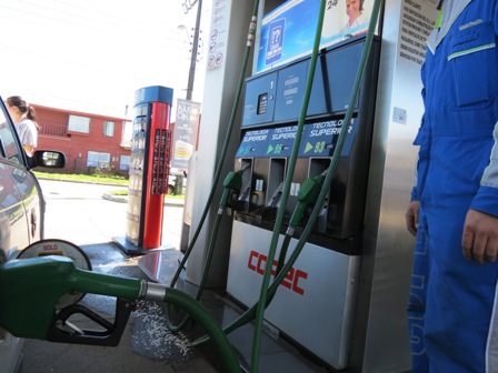 Vuelven a bajar las bencinas pero poquitito si se compara con el megabajón del petróleo: En Chile bajarán US$ 0,0070 $6