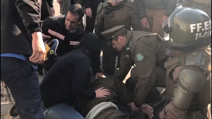 Intendenta Rubilar atiende a Carabineros herido en la cabeza en manifestaciones en el centro de Santiago