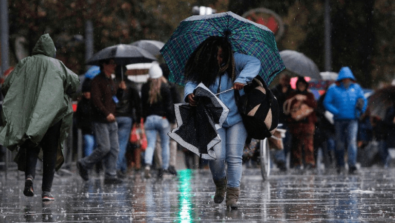Onemi decreta alerta preventiva en 10 comunas de la RM por eventuales lluvias