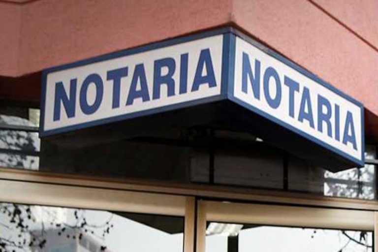 Daniel Matamala arremete contra los notarios y los trata de “casta privilegiada”