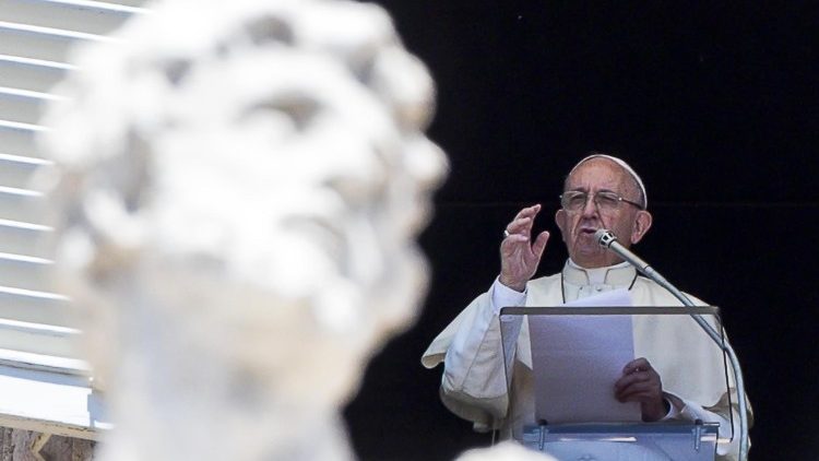 Papa califica a Karadima como una “persona perturbada” y no descarta posibles nuevas renuncias de obispos