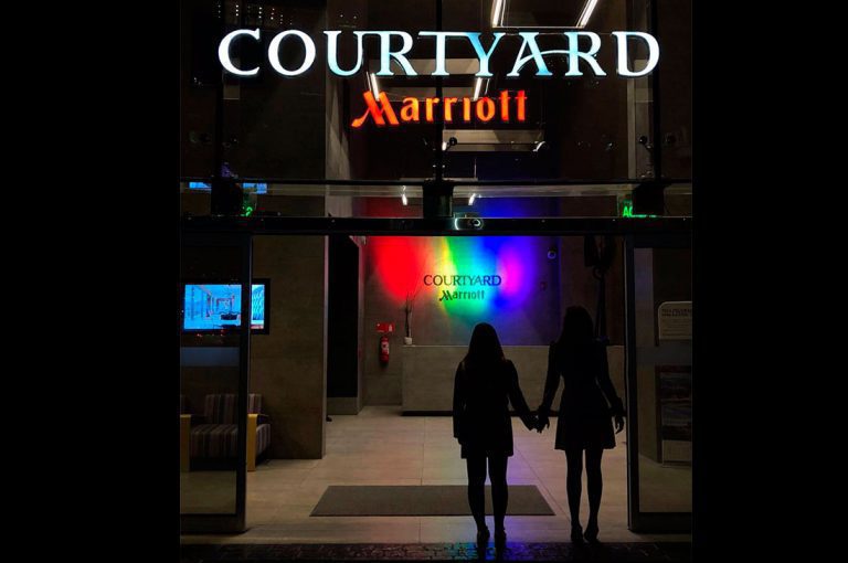Hotel Courtyard se ilumina en apoyo al Día Mundial del Orgullo LGBT