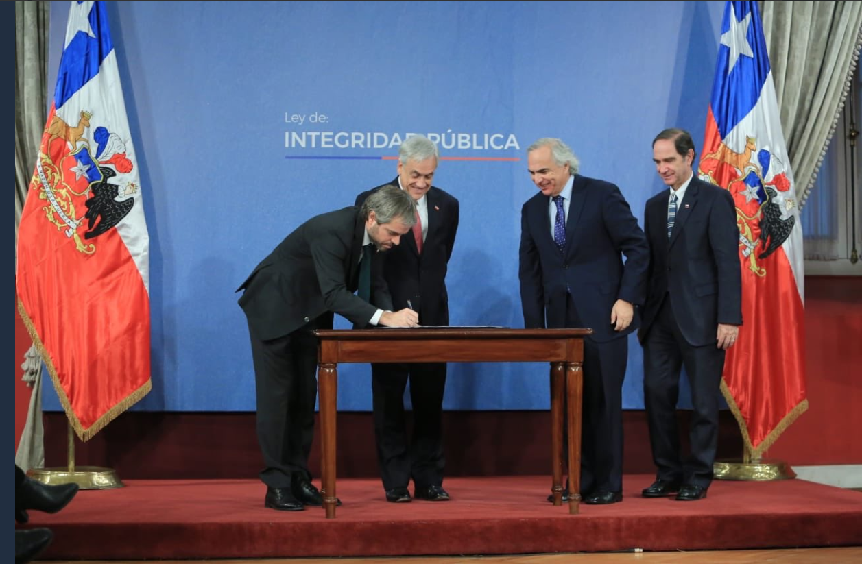 Firma proyecto anti nepotismo