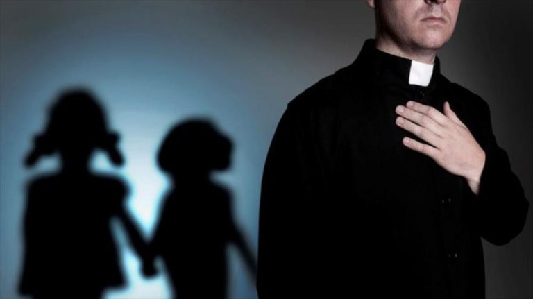Obispos se deshacen en explicaciones y comunicados de prensa por abusos sexuales cometidos por curas bajo sus mitras