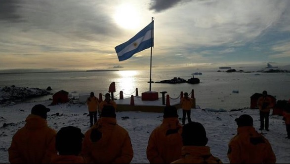 Argentina: En medio de crisis económica Macri anuncia cambios al Sistema de Defensa Nacional y con foco en la Antártica