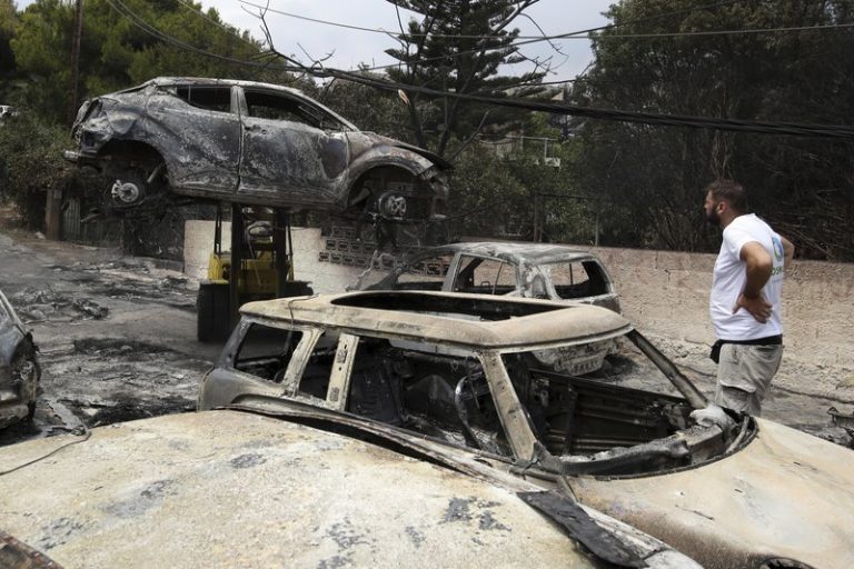 Grecia: Aumentan a 74 los muertos por los incendios forestales y los daños son multimillonarios