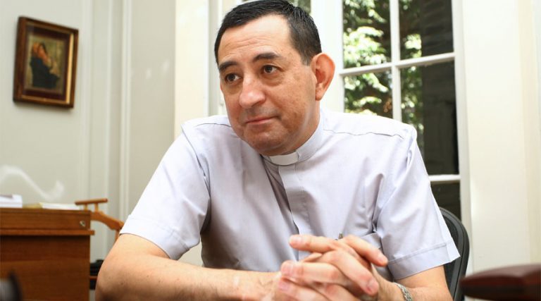 Detenido ex canciller del Arzobispado de Santiago por abusos sexuales y estupro contra menores