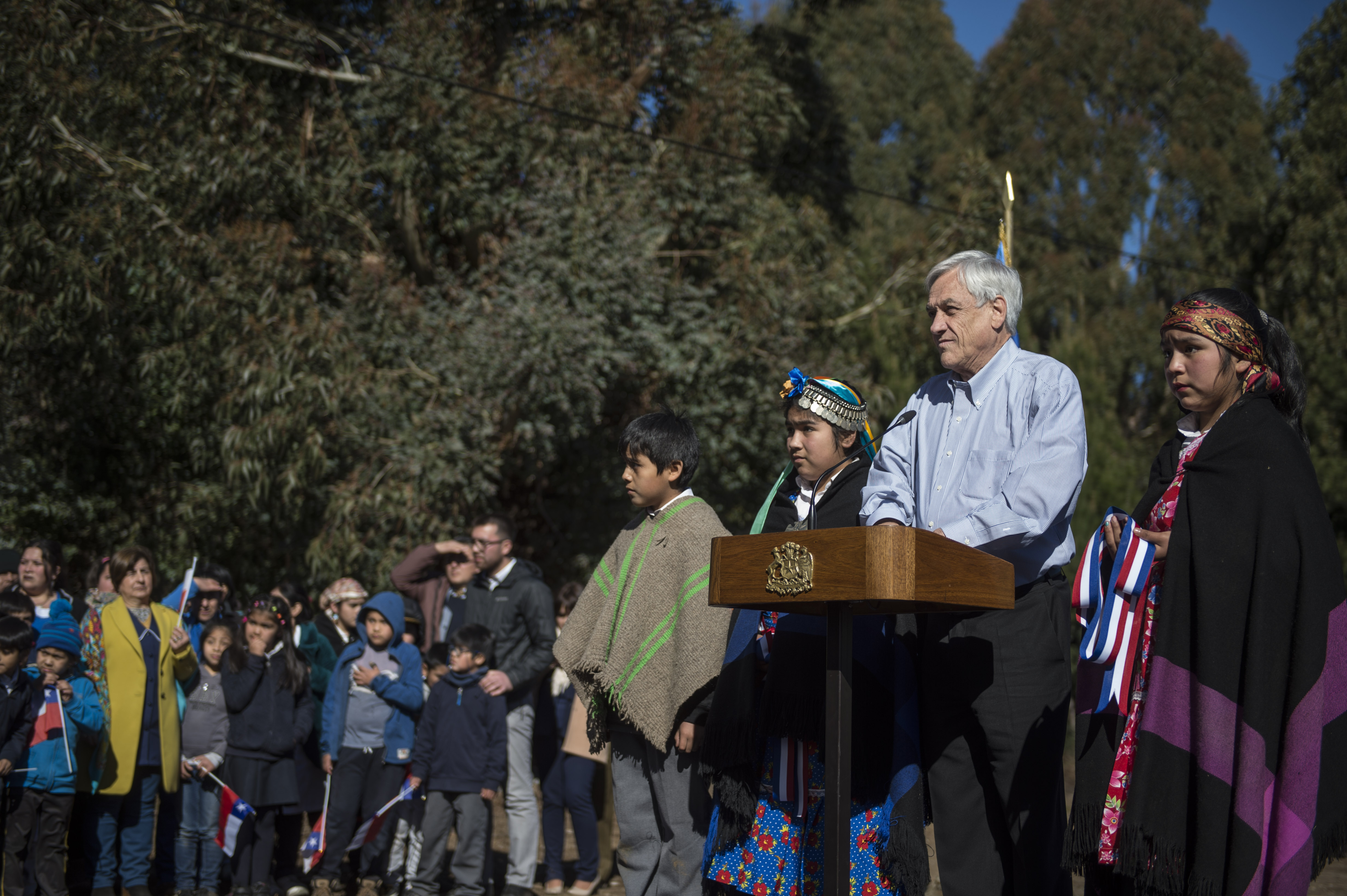 Foto Presidente Piñera con comuneros mapuches gira en el sur