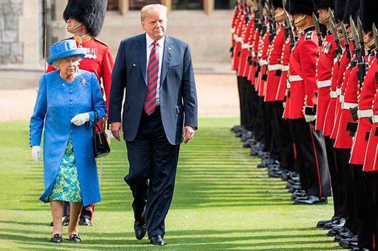 Los errores de protocolo que erró Trump en la visita a la Reina Isabel II