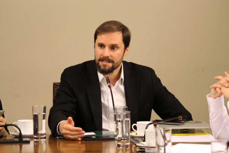 Diputado Bellolio rechaza decisión de presidenta gremialista de reunirse con Bolsonaro