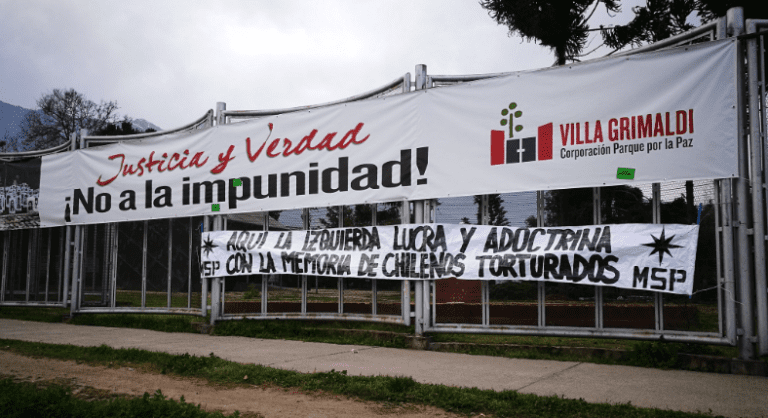 Villa Grimaldi amanece intervenido por lienzos del Movimiento Social Patriota