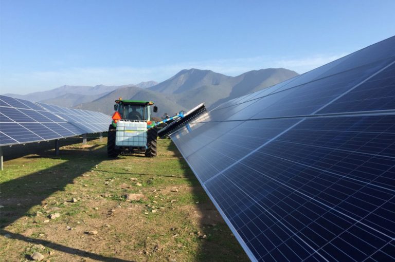 Inédito sistema de limpieza de paneles solares llega a Chile