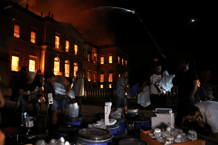 Bomberos logran sofocar el incendio que destruyó el Museo Nacional de Río de Janeiro