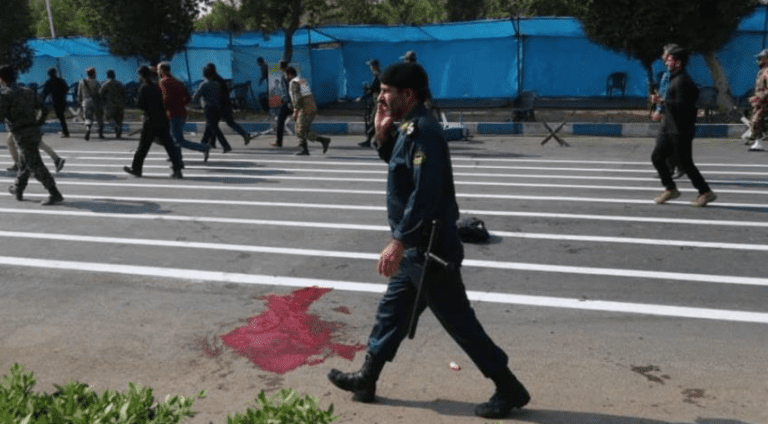 12 muertos deja atentado en desfile militar en Irán y gobierno culpa a “un régimen extranjero” patrocinado por EEUU