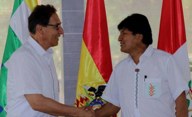 Presidente de Perú le hace genuflexión a Evo y dice: “Estar en Bolivia es como estar en Perú”