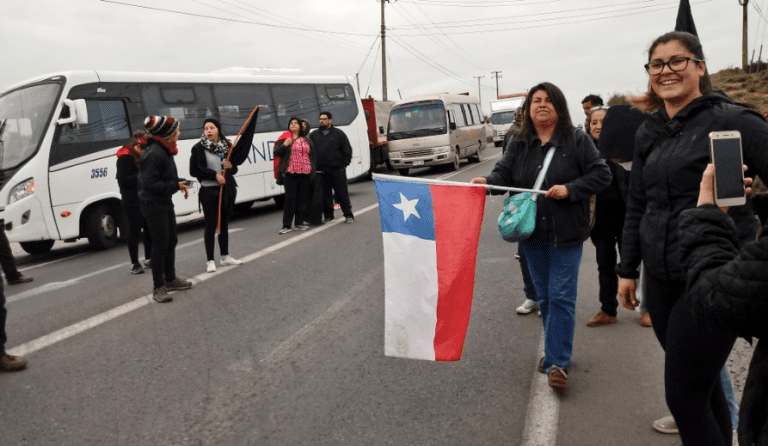 Molestos por la contaminación: Vecinos bloquean ruta de acceso a Quintero