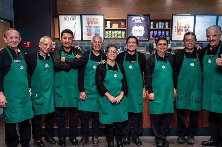 En México abren el primer Starbucks atendido por adultos mayores