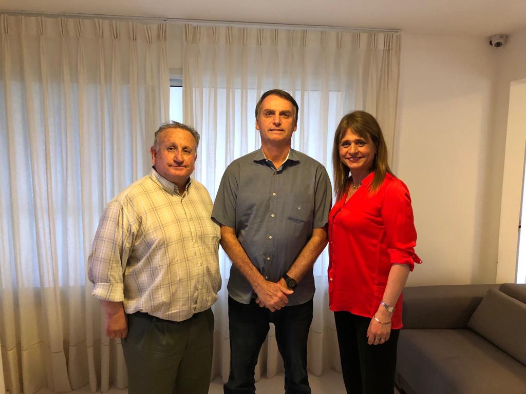 Imagen de Jair Bolsonaro con senadores José Durana y Jacqueline Van Rysselberghe