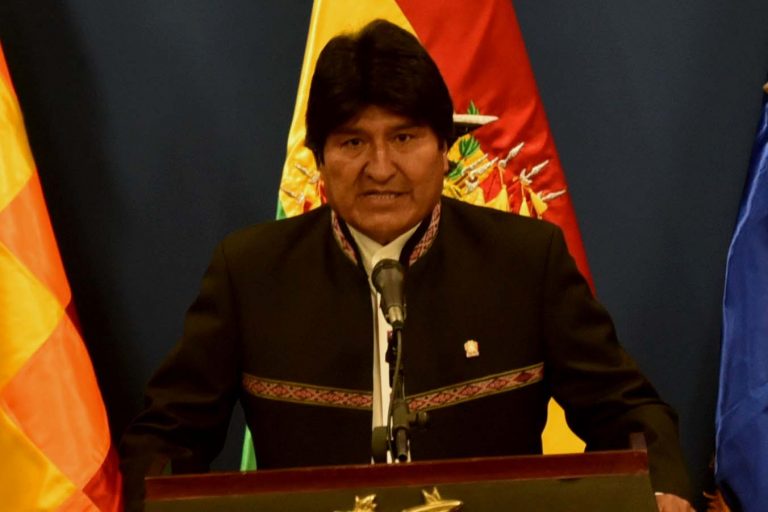 ACTUALIZADO// Bolivia hundida en el caos: EVO y su vicepresidente RENUNCIAN acosados por protestas y fraude electoral