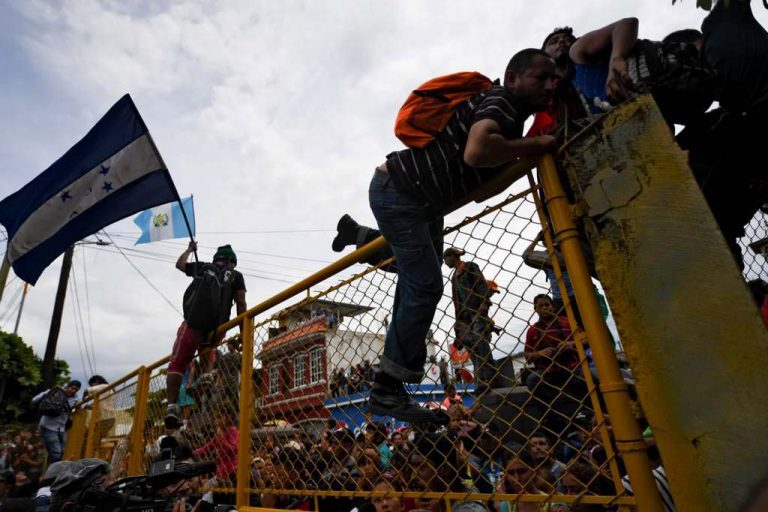 Trump advierte a migrantes centroamericanos: “¡Es una invasión de nuestro país y nuestras Fuerzas Armadas los están esperando!”