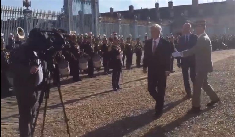 A lo “Jappening con Ja”: Piñera pasa de largo en honores militares en Francia