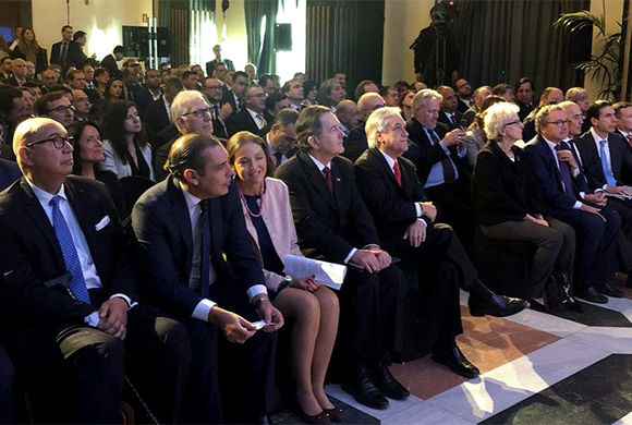España: Ministro Ampuero asiste a foro sobre inversión en Chile en el que Piñera elogió plan de Bolsonaro