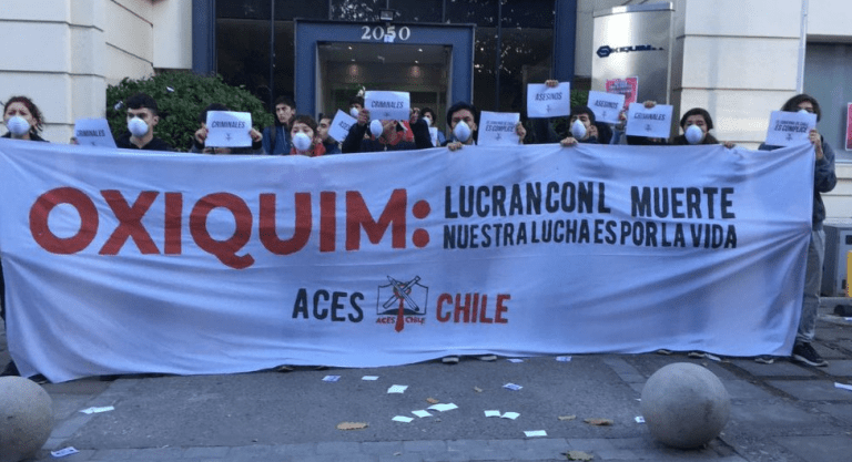 Estudiantes solidarizan con intoxicados de Quinteros y protestan frente a oficinas de Oxiquim