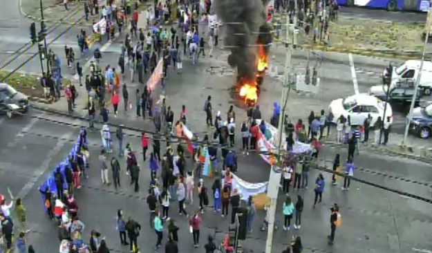 Pobladores de Peñalolén protestan por demandas habitacionales y la muerte de Catrillanca