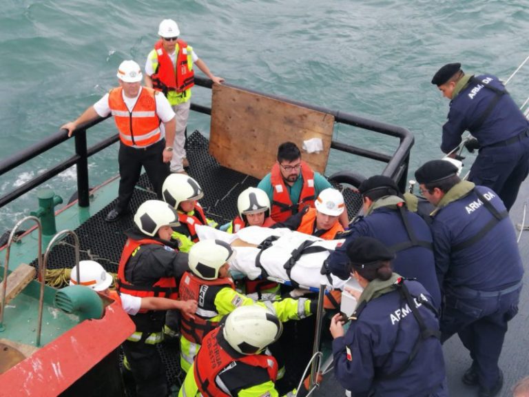 Armada evacúa a turista desde crucero en Coronel tras fuerte golpe en su cabeza