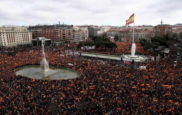 Gigantesca protesta en Madrid en contra del gobierno por las demandas de Cataluña