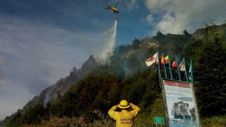 5 Helicópteros, 2 aviones, bomberos, brigadistas de Conaf y del Ejército combaten incendios en Región de Aysén