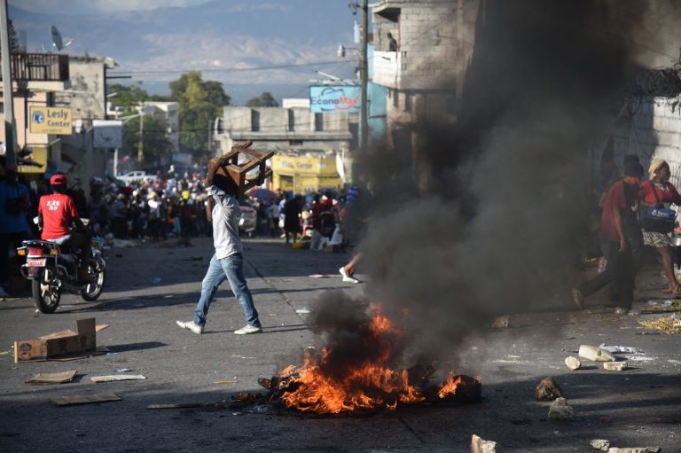 Por violentas protestas en Haití, República Dominicana refuerza militarmente su frontera