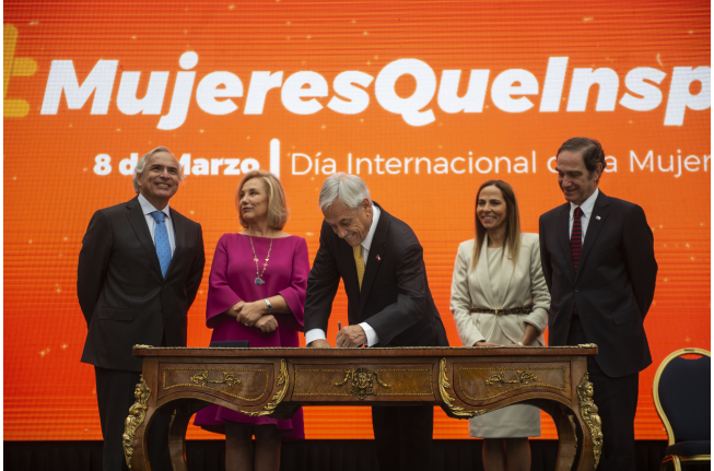 Piñera le hace un guiño a Bachelet y anuncia proyecto que sanciona el ciberacoso