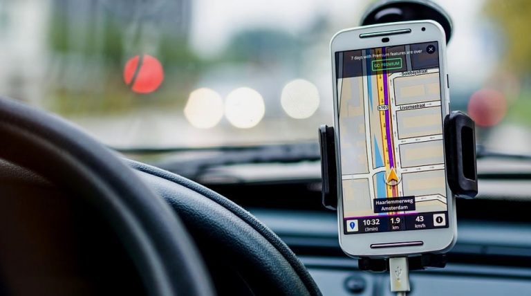 Conducir usando celular será una “Falta Gravísima”: Proyecto  pasó a segundo trámite legislativo