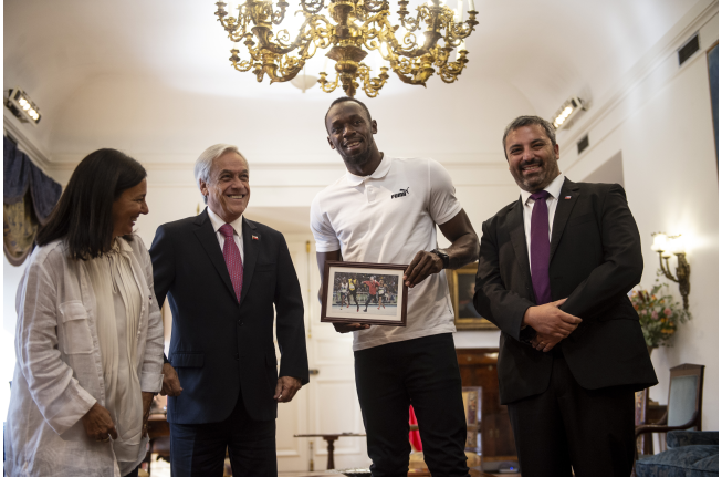 Piñera la hace de nuevo, le regala un meme a Usain Bolt