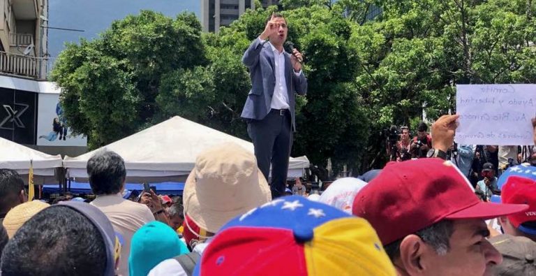Un debilitado Guaidó hace desesperado llamado a las FFAA de Venezuela y convoca a marcha el 1 de mayo contra Maduro