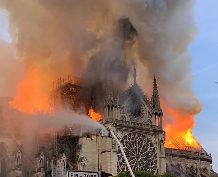 Autoridades políticas mundiales lamentan incendio de Notre-Dame